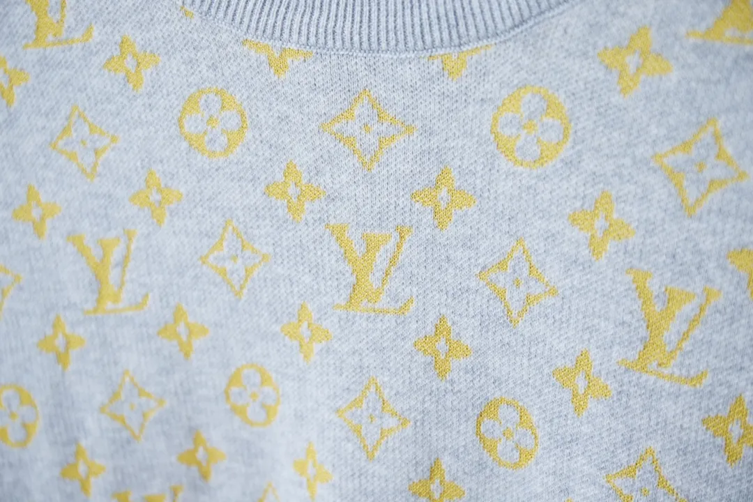 🅿️200 1V / MONOGRAM Short-sleeved crew neck shirt This crew neck shirt is made of soft cotton, which can inject colorful vitality into the summer look. The full-width Monogram Glow jacquard and the elegant background collide with color contrast, making the Monogram pattern reflect the subtle sheen of mulberry silk.  14S yarn not only maintains the delicate feel of the fabric, but also ensures sufficient strength and durability. The blended material combines the comfort and breathability of cotton with the softness, luster and premium feel of mulberry silk. Cotton fiber provides good moisture-wicking properties, while mulberry silk provides a smoother feel.  The addition of jacquard patterns makes this piece of clothing more visually appealing and becomes a highlight that enhances the overall look.  The technical characteristics of the sesame base jacquard cylindrical woolen short-sleeves are mainly reflected in its selected materials, unique weaving technology, rich design elements and excellent wearing experience. These features make this short-sleeved garment not only fashionable, but also very practical and comfortable. S M L XL